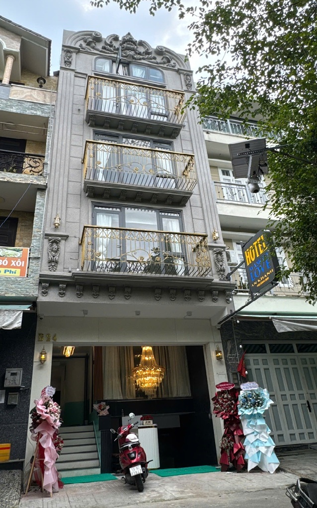 An Khánh Masked Love Hotel